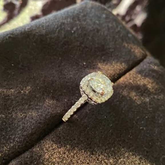 Engagement ring - Picture 6 of 9